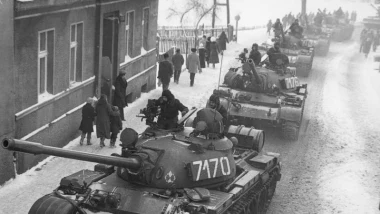 Czołgi T-55 na ulicach Zbąszynia w czasie stanu wojennego
