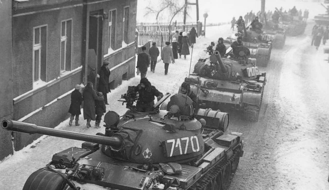 Czołgi T-55 na ulicach Zbąszynia w czasie stanu wojennego