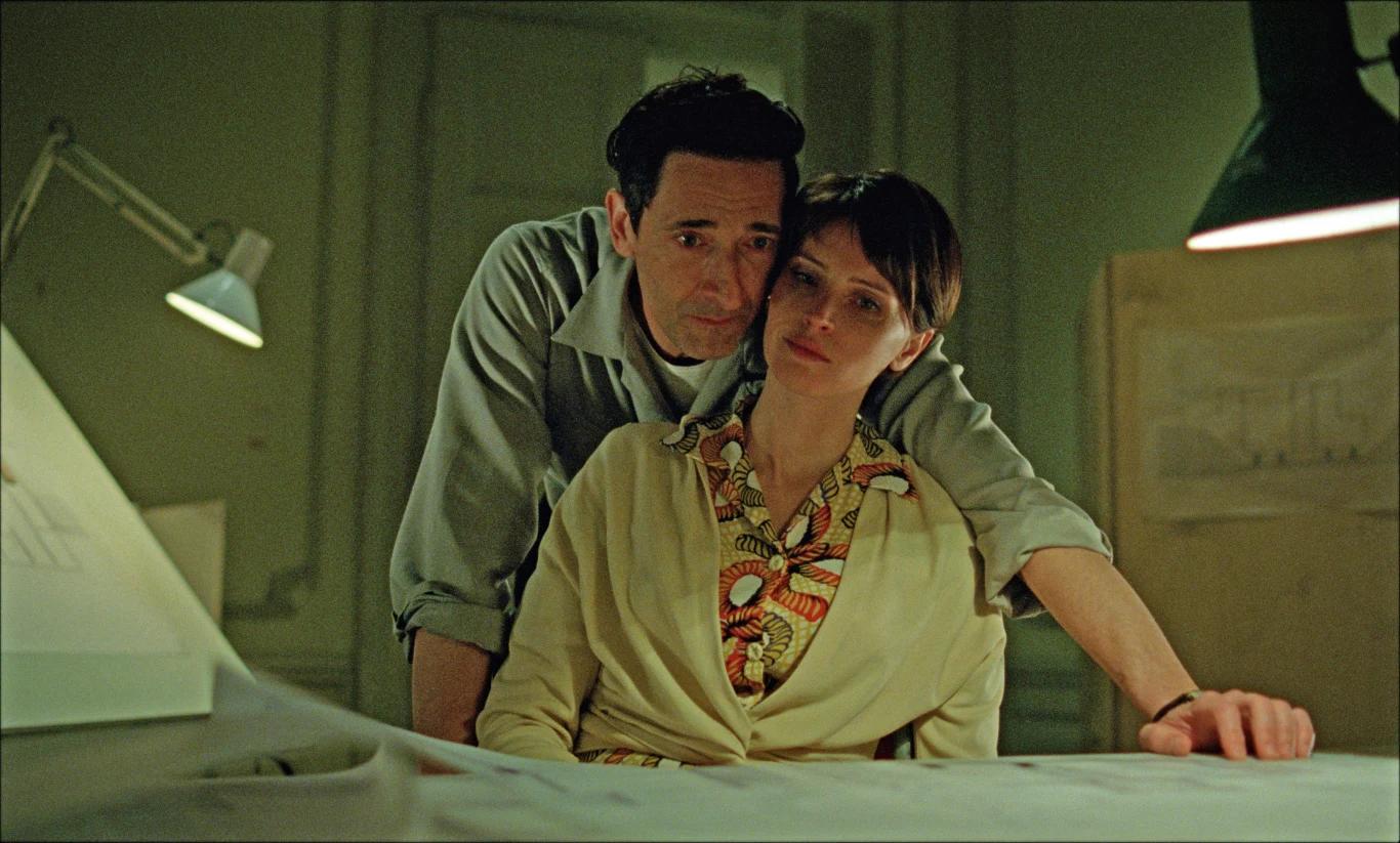 Adrien Brody i Felicity Jones w scenie z filmu "The Brutalist"