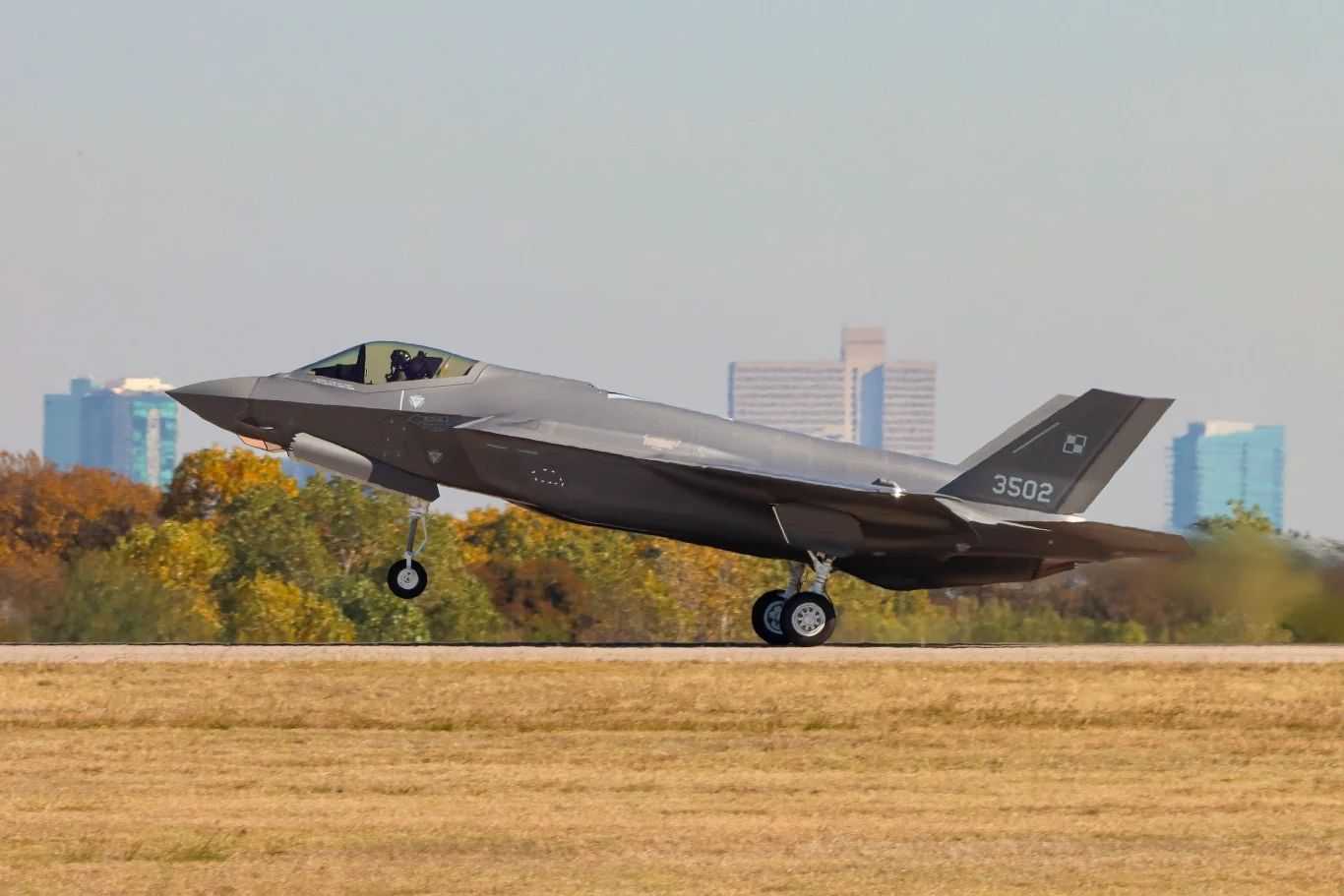 F-35 o oznaczeniu AZ-02 - jeden z dwóch pierwszych wyprodukowanych dla Polski. Jak zapowiedział minister obrony narodowej polski pilot zasiądzie za sterami tej maszyny w styczniu 2025 roku