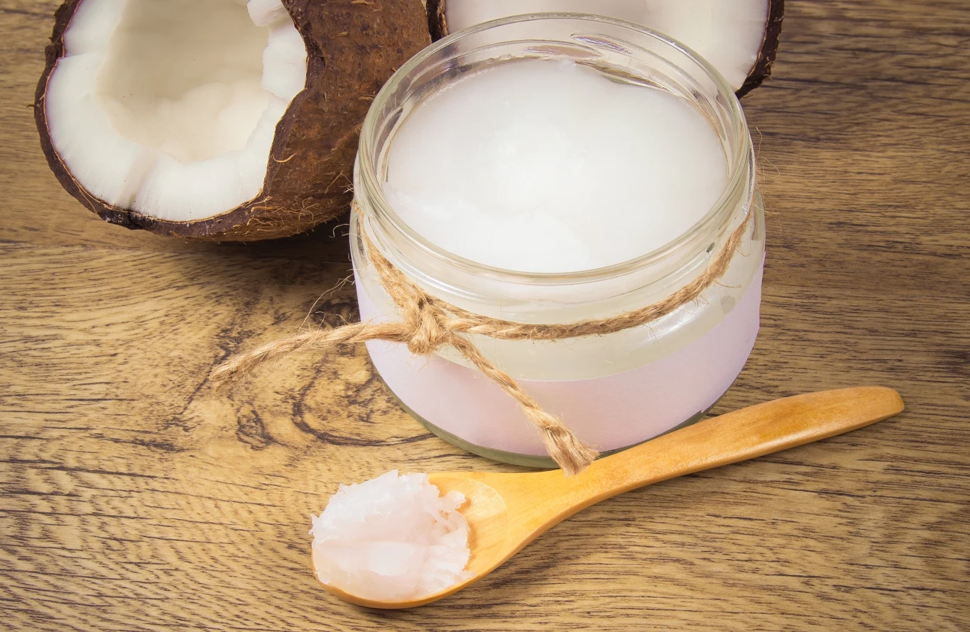 Masło kokosowe możemy stosować zarówno przy pielęgnacji skóry, jak i włosów. 