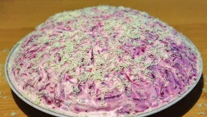 Aromatyczne śledzie pod pierzynką. Hit kuchni kresowej musi zagościć na świątecznym stole