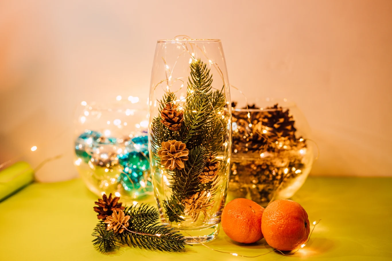 Kompozycje w szkle cieszą się dużą popularnością w tym roku. To doskonała propozycja na świąteczny stół.