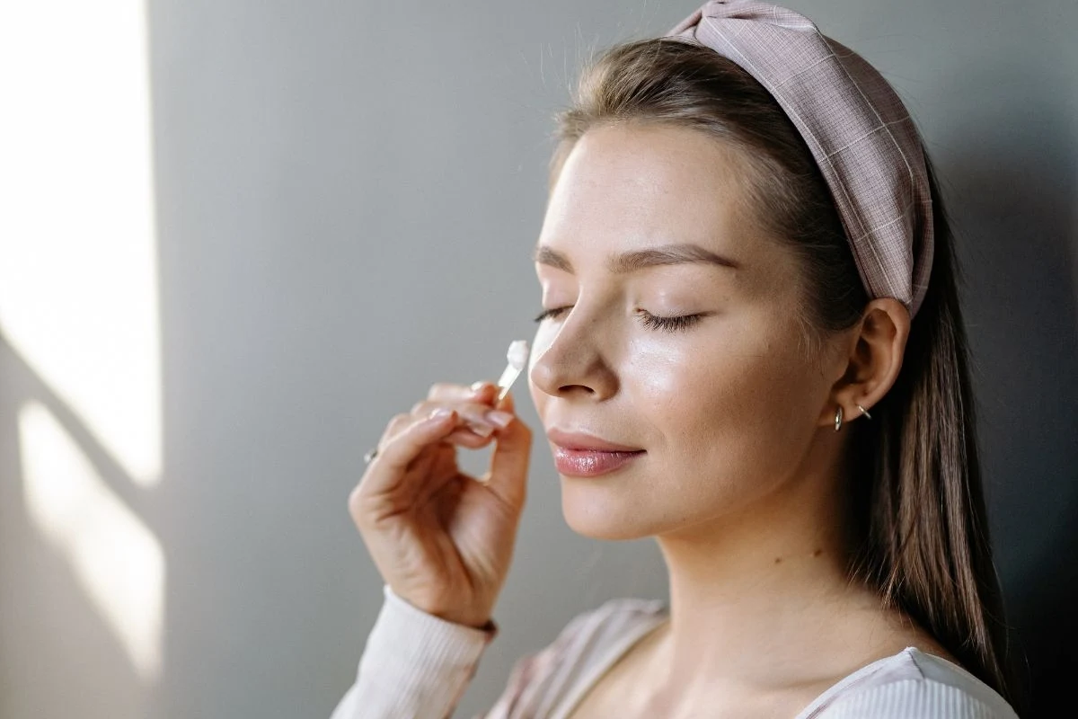 Podczas aplikacji kremu pod oczy obowiązuje zasada "mniej znaczy więcej" Podczas aplikacji kremu pod oczy obowiązuje zasada "mniej znaczy więcej"