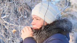 Załóż pod zimowe rękawiczki, a zobaczysz różnicę. Trik na marznące dłonie
