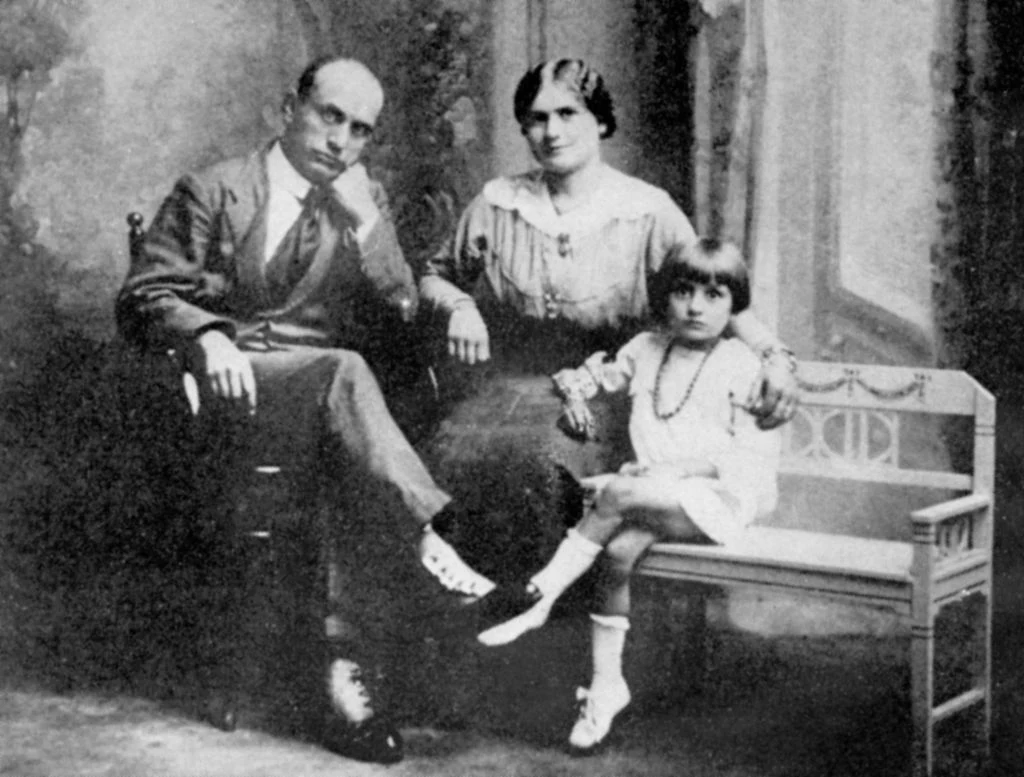 Benito i Rachele Mussolini z najstarszą córką — Eddą Benito i Rachele Mussolini z najstarszą córką — Eddą