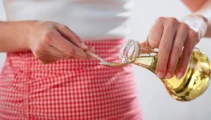 Olej z krokosza to olej nieco zapomniany. Czym się charakteryzuje i jak go używać? Wyjaśniamy