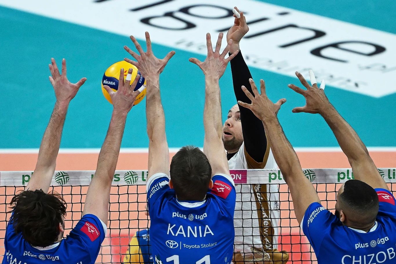 Piotr Orczyk (Trefl Gdańsk) atakuje w meczu z Cuprum Stilonem Gorzów Wielkopolski