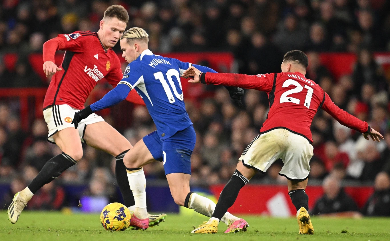 Mychajło Mudryk (w niebieskiej koszulce) walczy o piłkę