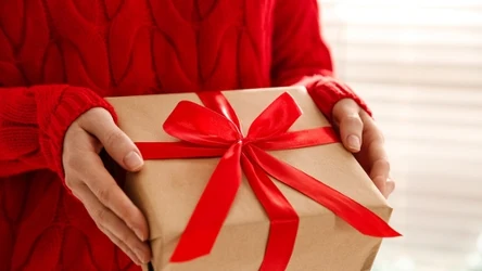 Wybór prezentu dla chłopaka na święta nie jest łatwy, jednak możesz podarować mu kilka rzeczy, które zawsze się sprawdzają