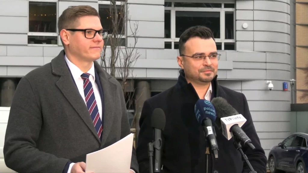 Patryk Jaskulski i Maciej Wróbel podczas konferencji prasowej przed siedzibą IPN w Warszawie