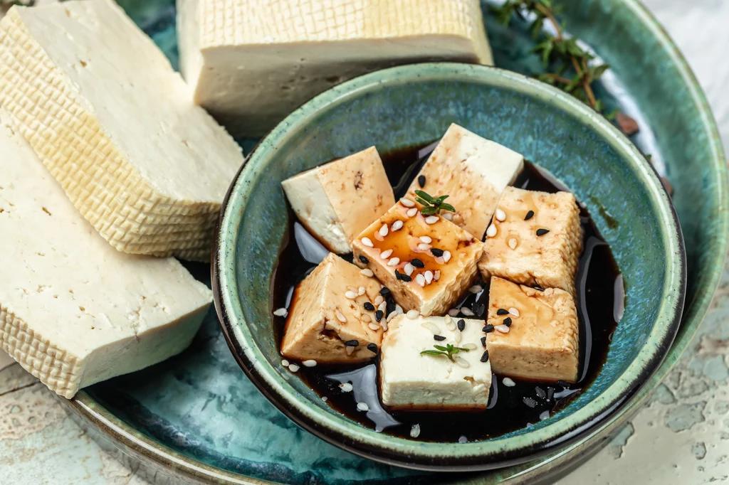 Tofu może smakować wybornie: wystarczy je odpowiednio zamarynować