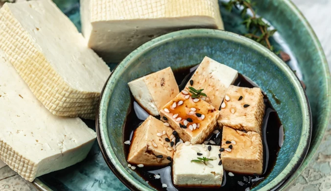 Tofu może smakować wybornie: wystarczy je odpowiednio zamarynować