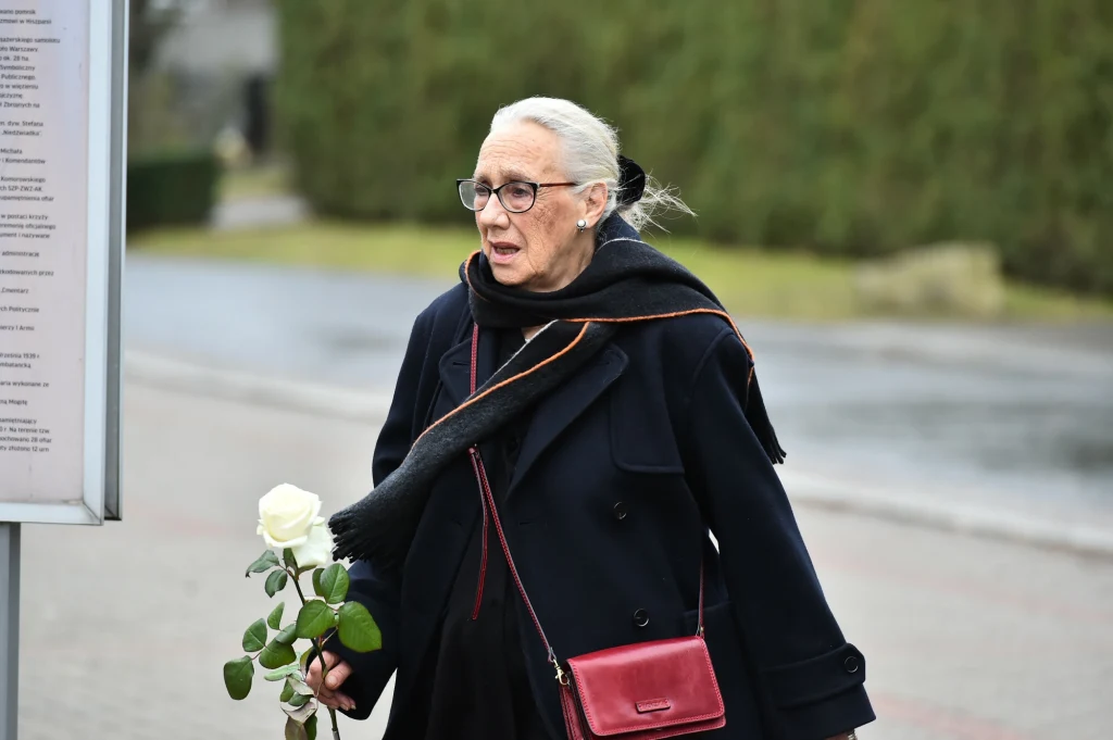 Maja Komorowska na pogrzebie Stanisława Tyma Maja Komorowska na pogrzebie Stanisława Tyma