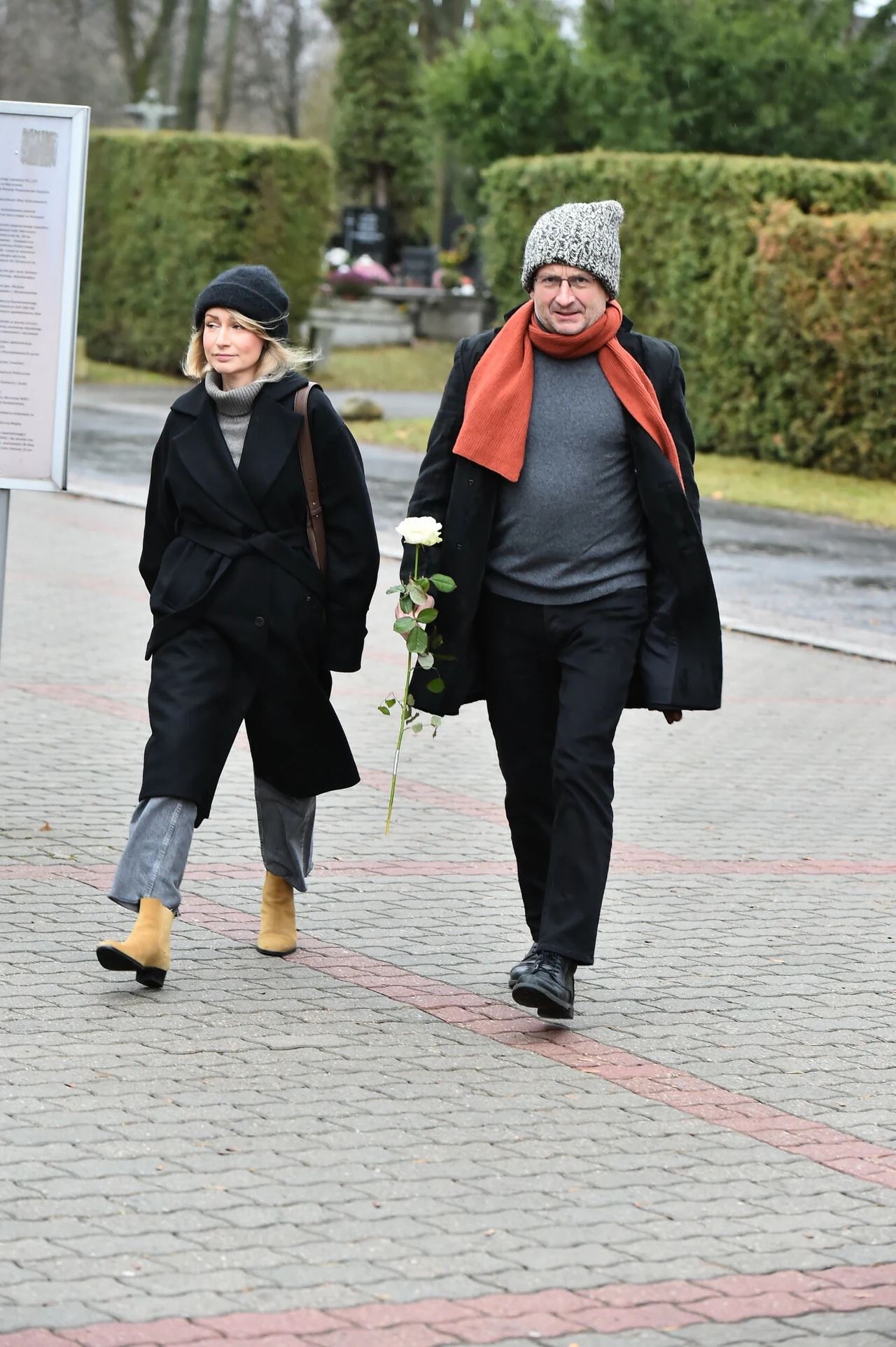 Robert Górski z żoną, Moniką na pogrzebie Stanisława Tyma Robert Górski z żoną, Moniką na pogrzebie Stanisława Tyma