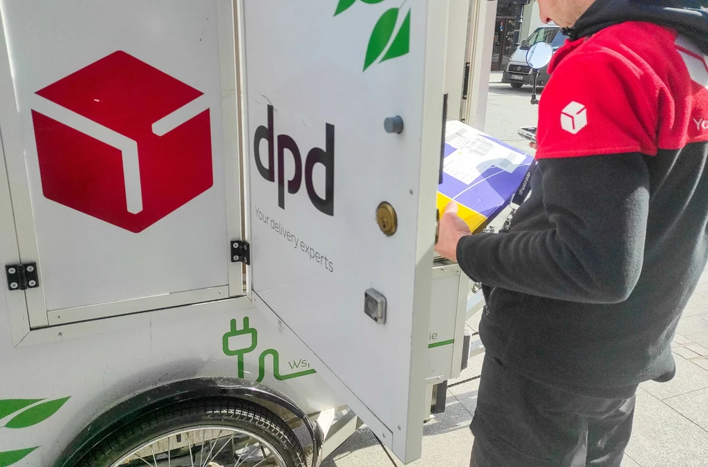 Kurier pokazał paczkę świąteczną od DPD
