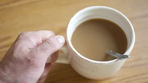 Kiedy pić poranną kawę? Kardiochirurg zdradza najlepszą porę dla serca