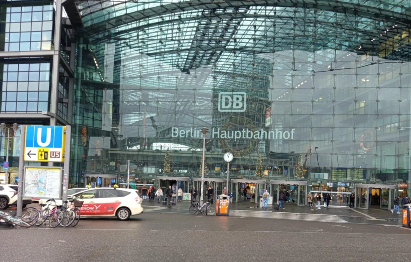 Główny dworzec w Berlinie. To stąd ruszył w trasę pierwszy po latach, dzienny pociąg ze stolicy Niemiec do Paryża