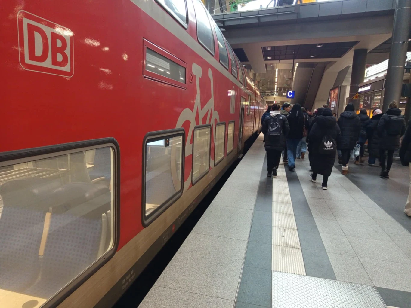 Taki czerwony pociąg pomógł mi przemieścić się po Berlinie, aby jechać dalej w stronę Francji