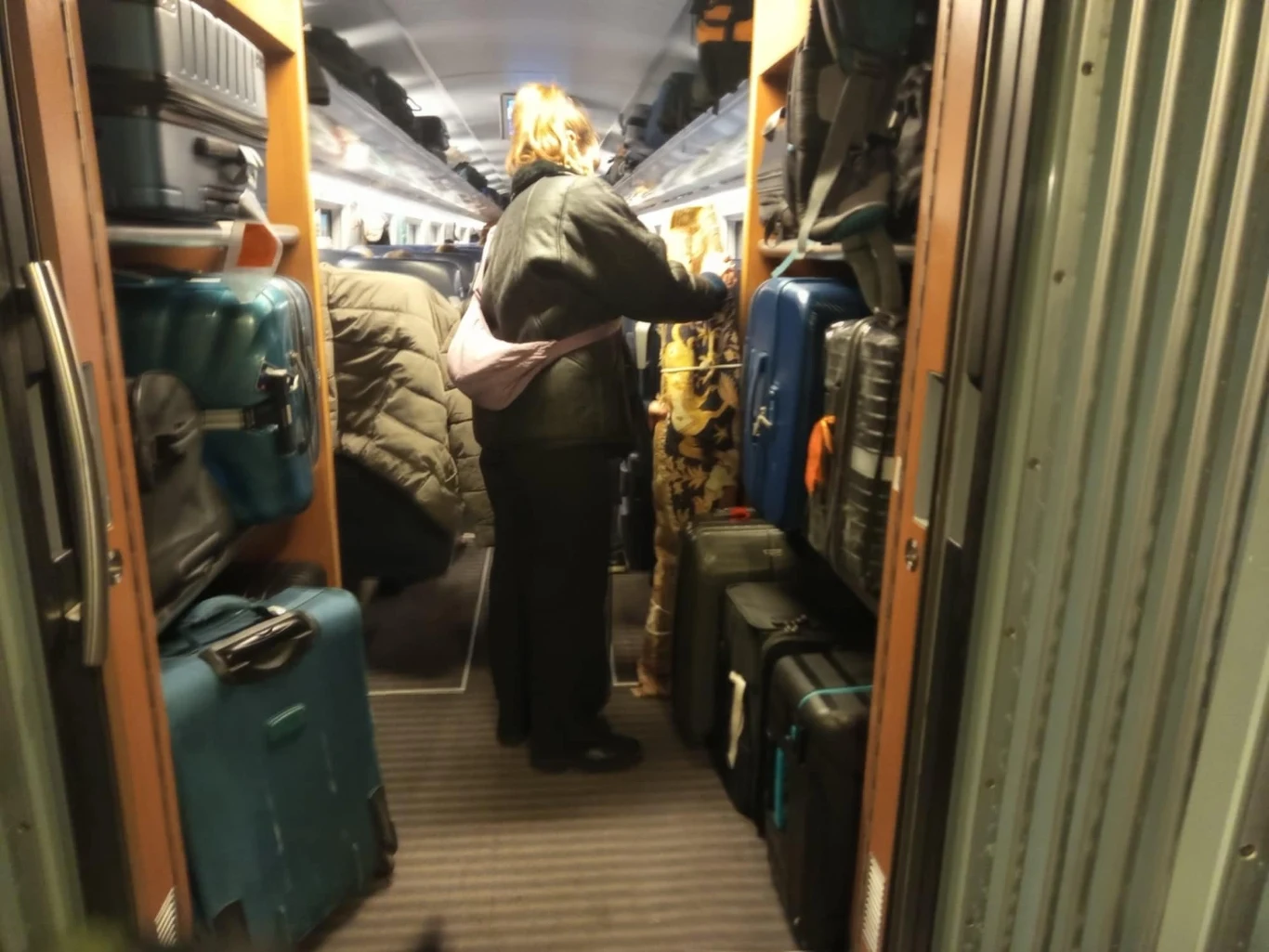 Dużo osób wybrało się w podróż z bagażami. Już za Berlinem brakowało miejsc dla większych walizek