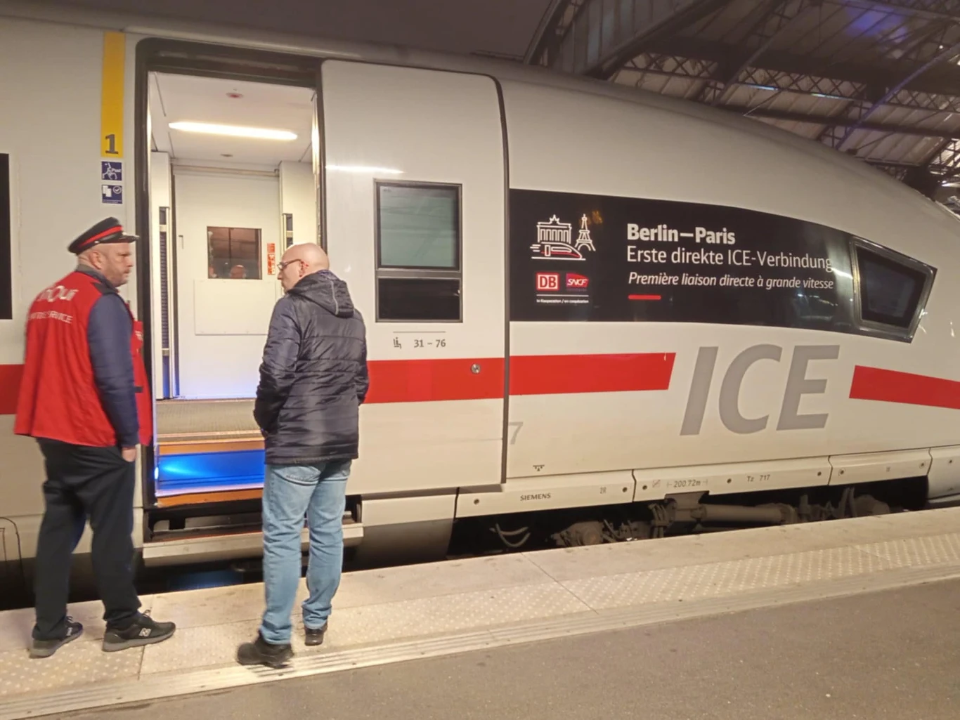 Z przodu pociągu umieszczono symboliczny napis