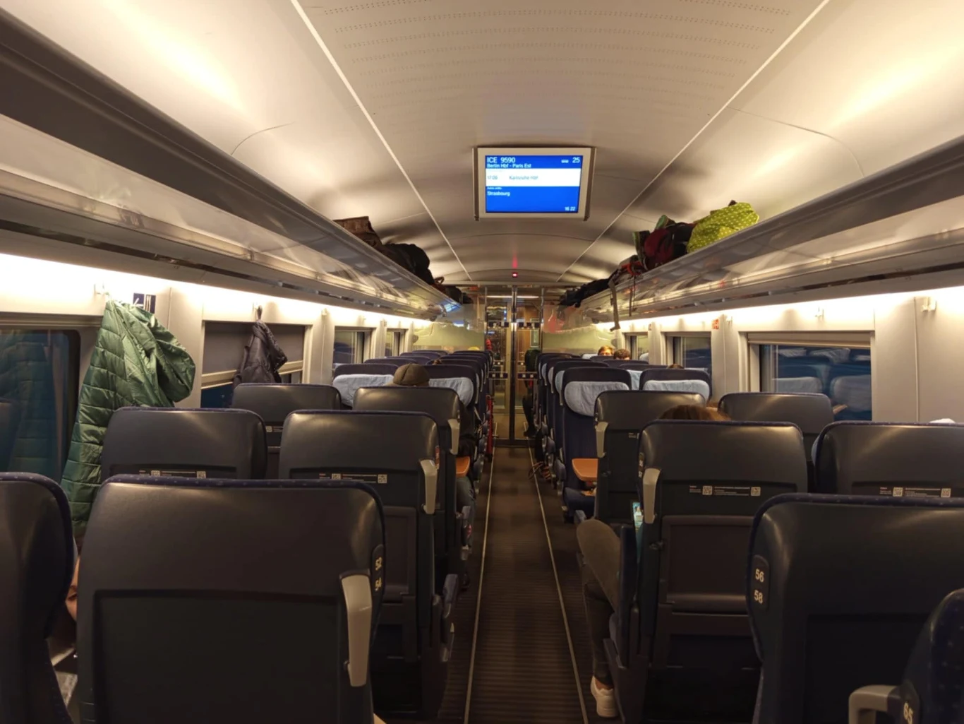 Tak wygląda od środka pociąg, który obsługuje trasę Berlin - Paryż