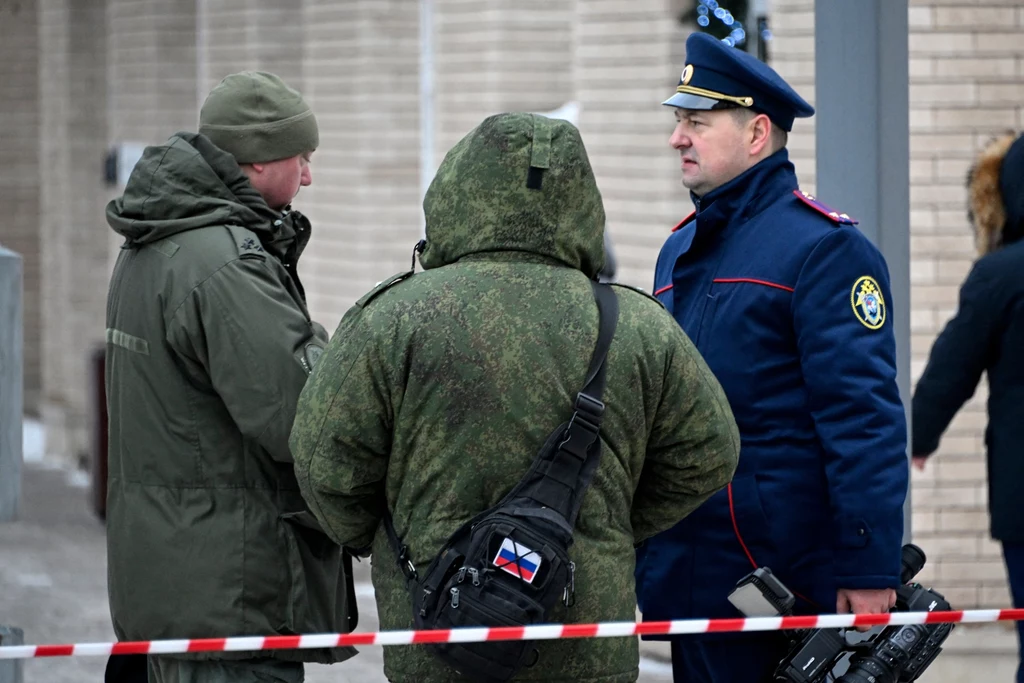 Rosyjscy żołnierze na miejscu śmierci generała Igora Kiriłłowa Rosyjscy żołnierze na miejscu śmierci generała Igora Kiriłłowa