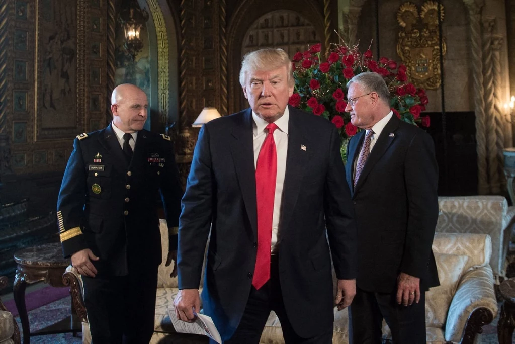 Donald Trump, na drugim planie po prawej gen. Keith Kellogg. Zdj. z 2017 roku Donald Trump, na drugim planie po prawej gen. Keith Kellogg. Zdj. z 2017 roku