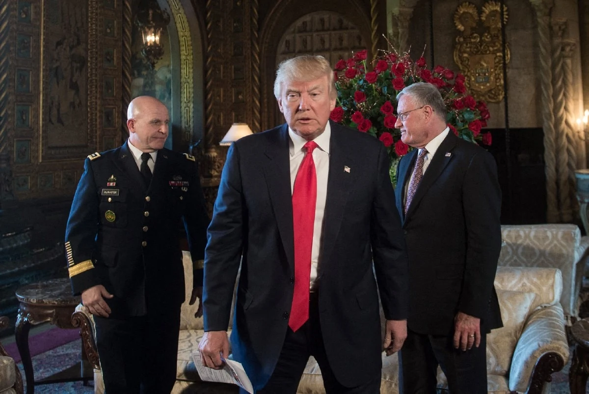 Donald Trump, na drugim planie po prawej gen. Keith Kellogg. Zdj. z 2017 roku Donald Trump, na drugim planie po prawej gen. Keith Kellogg. Zdj. z 2017 roku