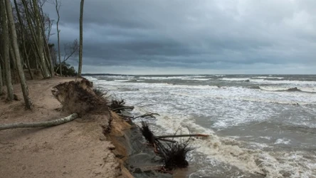 W środę w ciągu dnia będzie spokojnie, jednak wieczorem i w nocy wichury mogą się pojawić nad morzem oraz w górach. Na szczytach Sudetów może wiać do 120 km/h