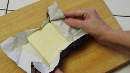 Jak przechowywać masło, aby tygodniami było świeże i miękkie? Zapomnij o trzymaniu go w lodówce. Francuski trik jest o niebo lepszy