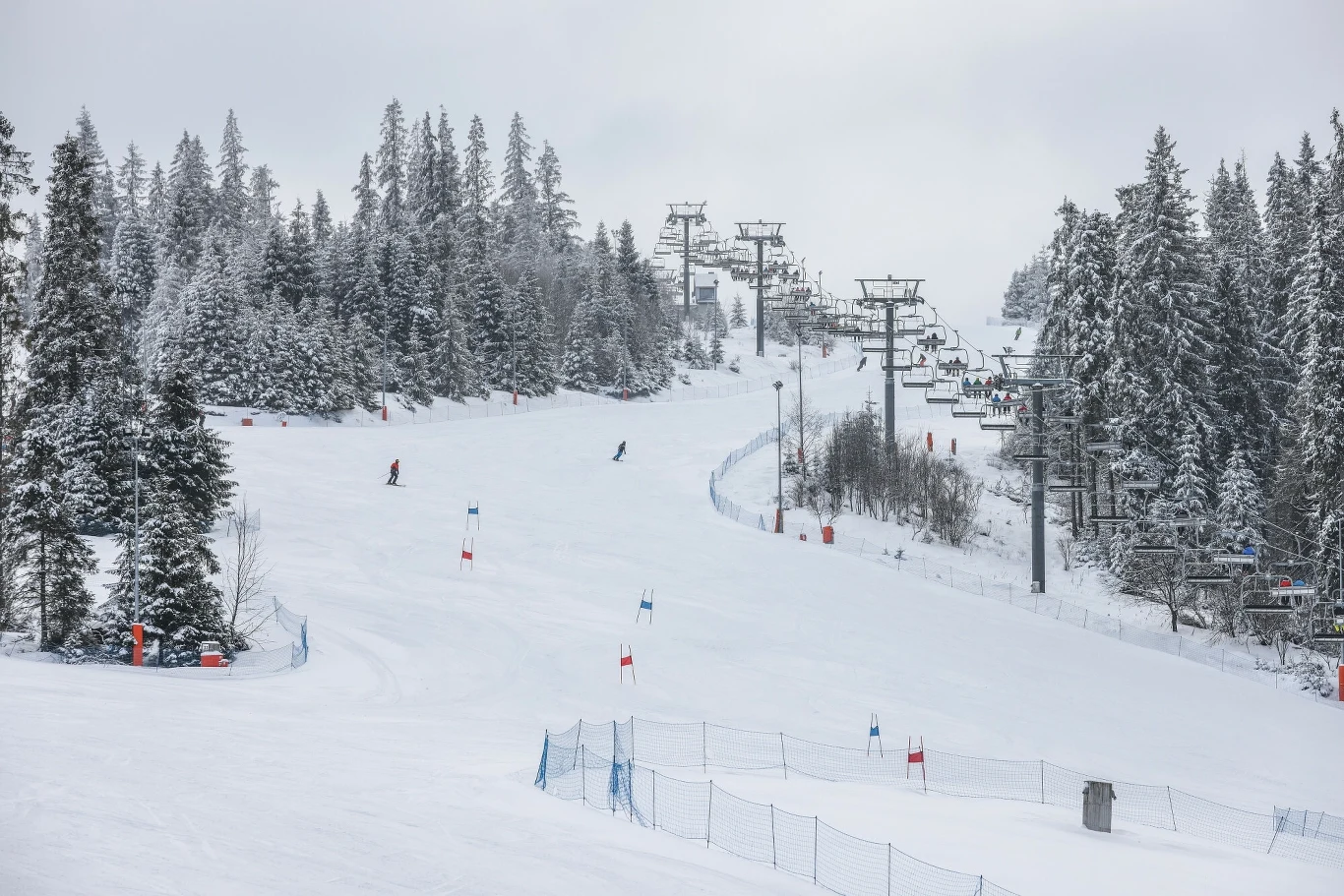 Najtrudniejsze trasy dostarczają wiele emocji podczas zjazdów i powinny być wybierane przez osoby, które pewnie czują się na nartach. 