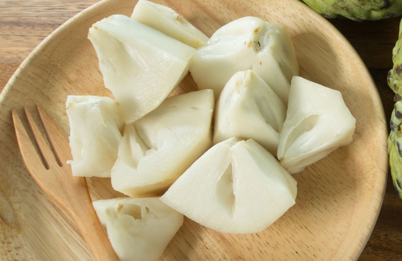 Czerymoja, owoc flaszowca peruwaińskiego, bywa nazywana budyniowym jabłkiem