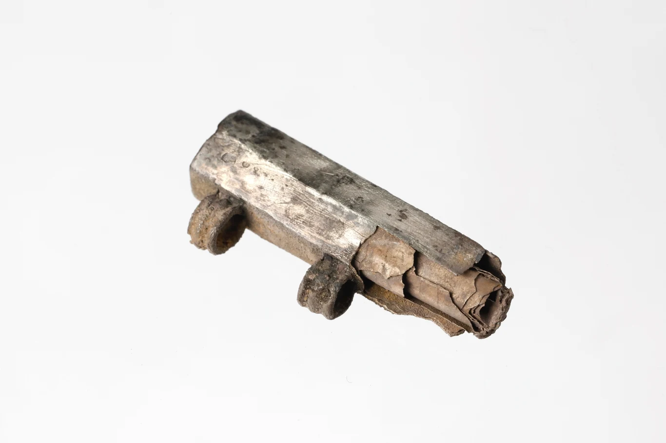 Odkryty amulet, w którym znaleziono inskrypcje