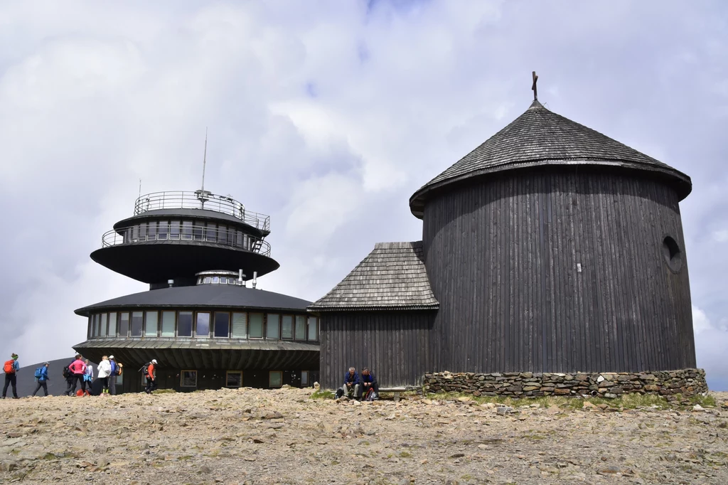 Obserwatorium wybudowano w pobliżu kaplicy św. Wawrzyńca, która na szczycie Śnieżki stoi od 1665 roku