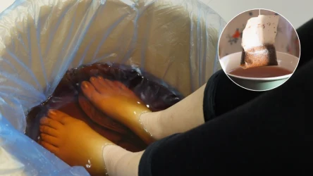 Przygotuj kąpiel dla stóp z zielonej herbaty. Efekty domowej kuracji na pewno pozytywnie cię zaskoczą