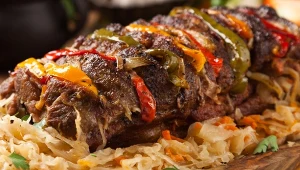 Aromatyczna karkówka na kiszonej kapuście. Idealna na uroczysty obiad, posmakuje rodzinie