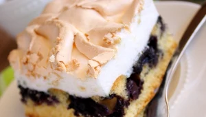 Kruche ciasto, kwaskowate jagody, puszysta beza. Jagodowa Delicja będzie królować na stole