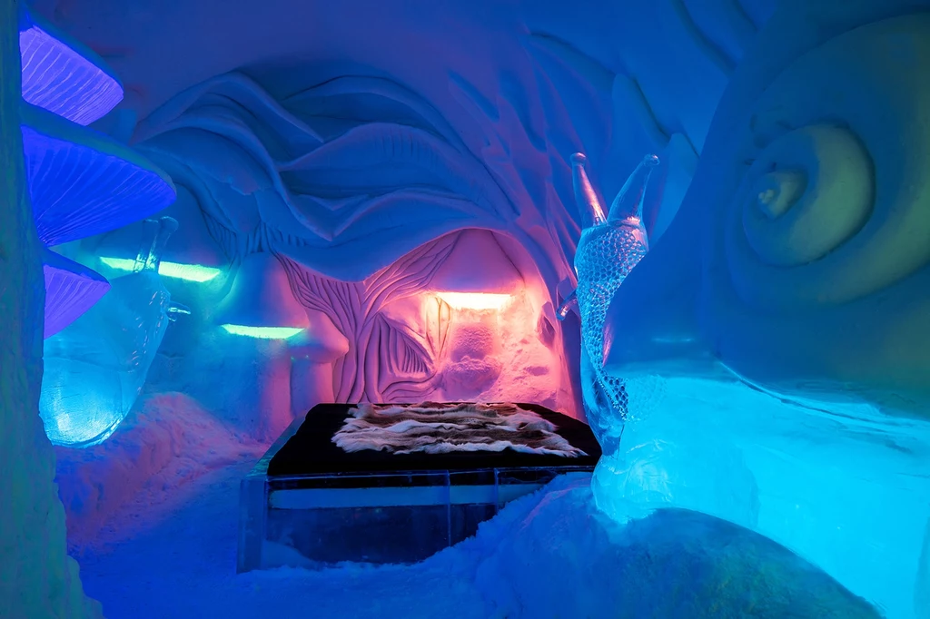 Tak wygląda jeden z artystycznych apartamentów otwartego ponownie IceHotel. Design autorstwa Chrisa Pancoe i Petera Hargravesa