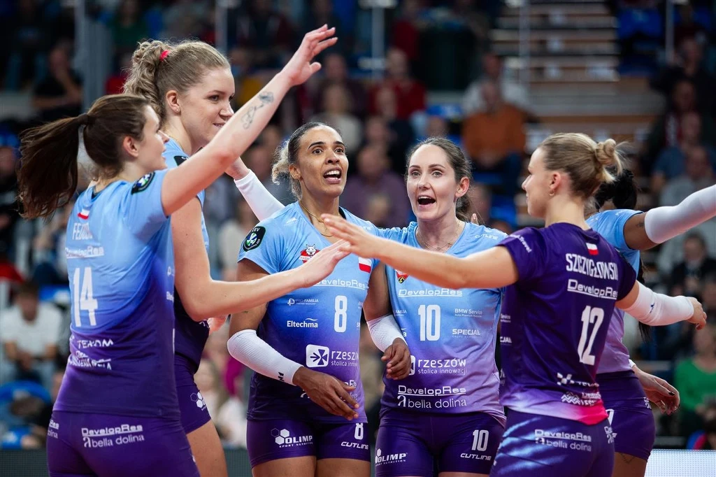 DevelopRes Rzeszów jest jednym z faworytów do mistrzostwa Polski. W drużynie pozostały Katarzyna Wenerska i Aleksandra Szczygłowska Katarzyna Wenerska (nr 10) i siatkarki DevelopResu Rzeszów
