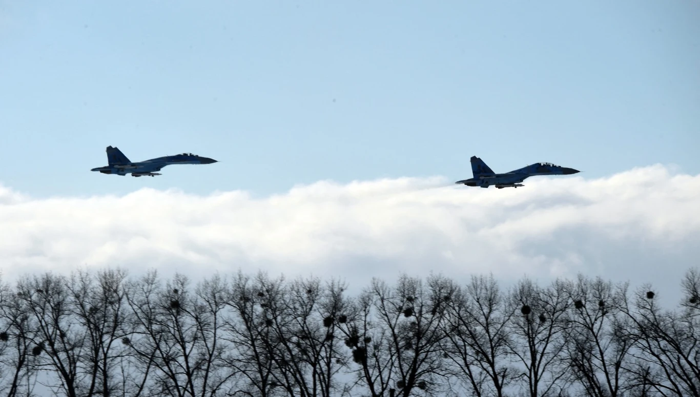 Myśliwce Su-27 pojawiły się nad Bałtykiem. Towarzyszące im bombowce Tu-22 były wyposażone w pociski hipersoniczne. Zdj. ilustracyjne Myśliwce Su-27 pojawiły się nad Bałtykiem. Towarzyszące im bombowce Tu-22 były wyposażone w pociski hipersoniczne. Zdj. ilustracyjne