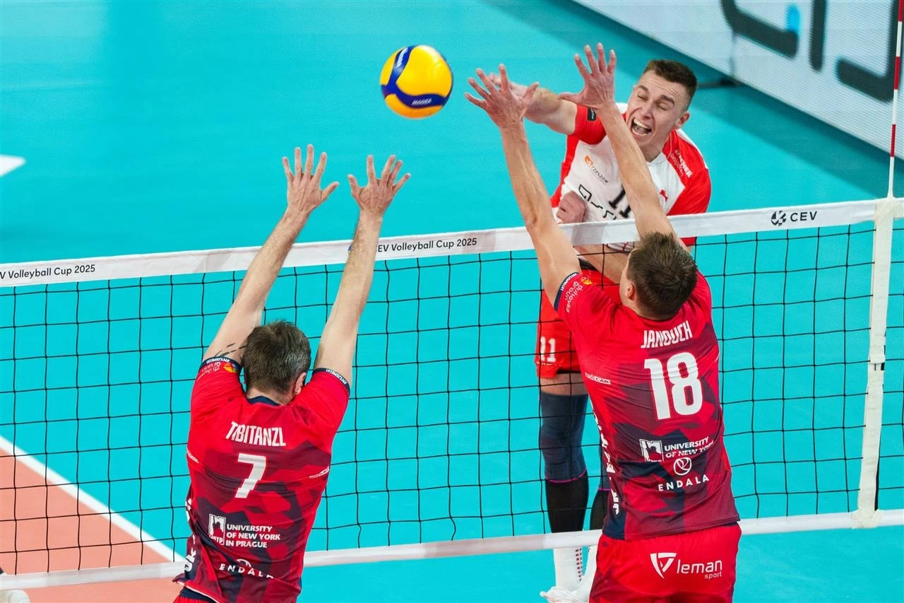 Lukas Vasina atakuje w meczu z VK Lvi Praga
