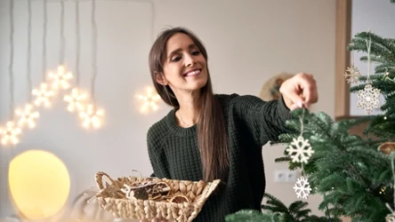 W tym roku warto ubrać choinkę w stylu skandynawskim. To rozwiązanie, które pasuje do niemal każdego wnętrza. 