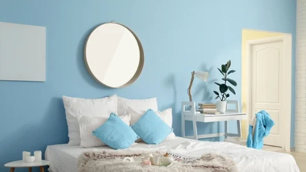 Jakie kolory są najlepsze do wnętrz? Przykładowo warto pomalować sypialnię na błękitno. 