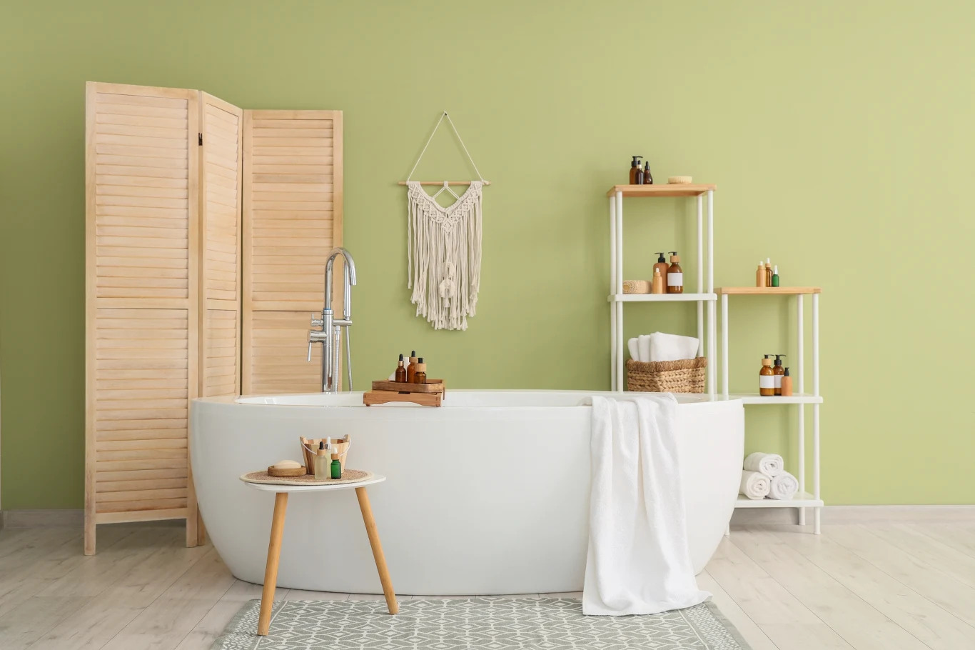 Zielona łazienka wygląda najlepiej z naturalnymi materiałami. 