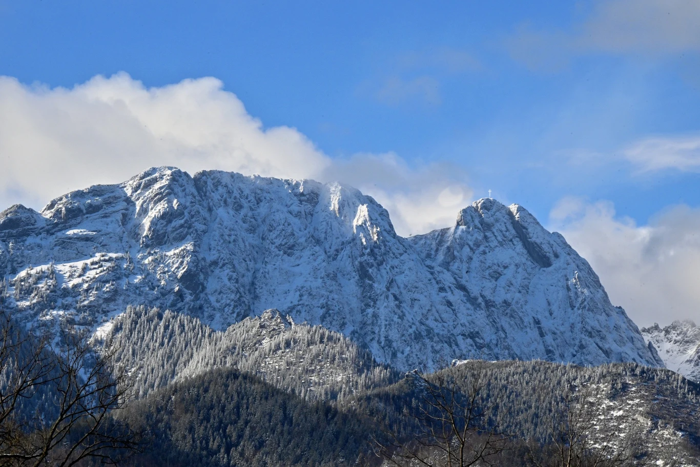 Zakopane zachwyca górskimi widokami.