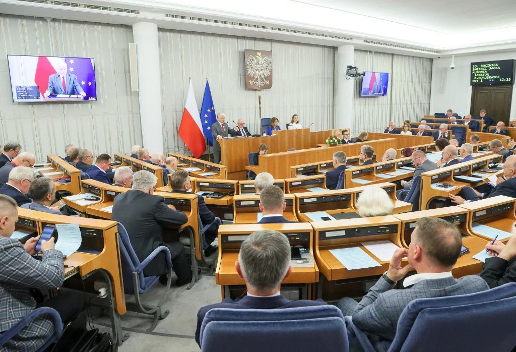Praca na L4 przestaje być zakazana? Senat rozważy rewolucję w zwolnieniach chorobowych (zdj. ilustracyjne)