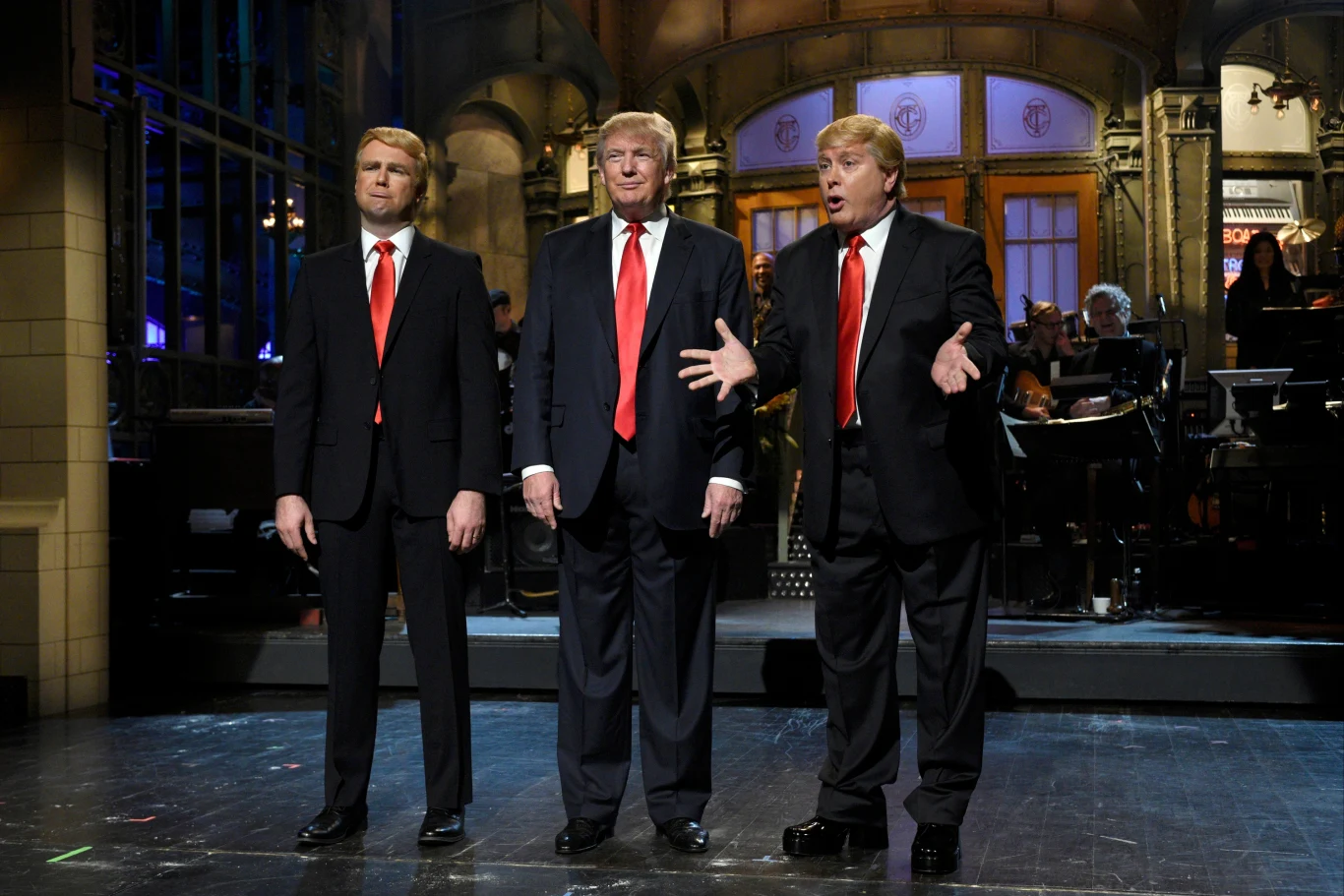 Donald Trump (w środku) oraz parodiujący go Taran Killam i Darrell Hammond w programie "Saturday Night Live"