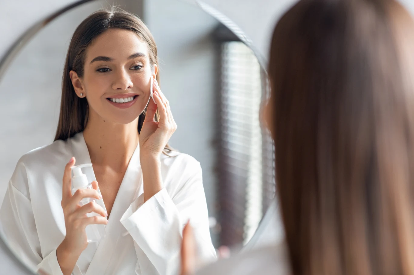Dermatolodzy mają dla wszystkich kobiet jedną, ważną radę na 2025 roku, która dotyczy pielęgnacji ich skóry Dermatolodzy mają dla wszystkich kobiet jedną, ważną radę na 2025 roku, która dotyczy pielęgnacji ich skóry