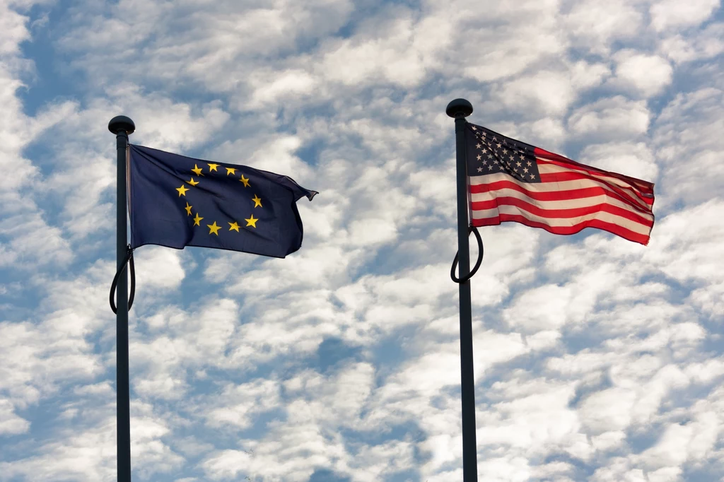 UE i USA uzgodniły wspólne oświadczenie w sprawie ceł, które przewiduje stawkę 15 proc. na samochody, leki i czipy.